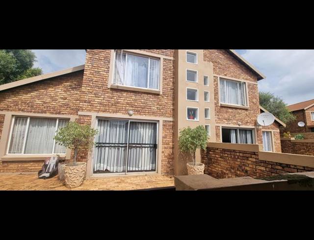 3 BEDROOM TOWNHOUSE FOR SALE IN HEUWELSIG ESTATE